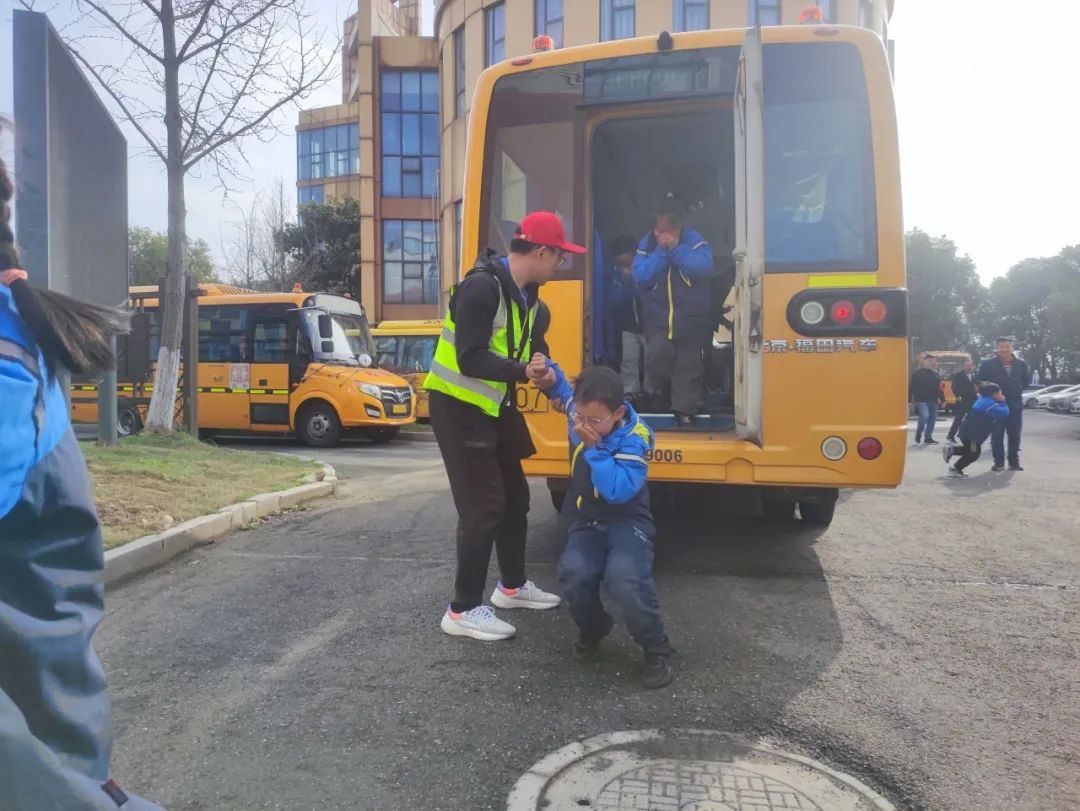 擰緊校車“安全閥” 筑牢學生“平安墻” 圖片