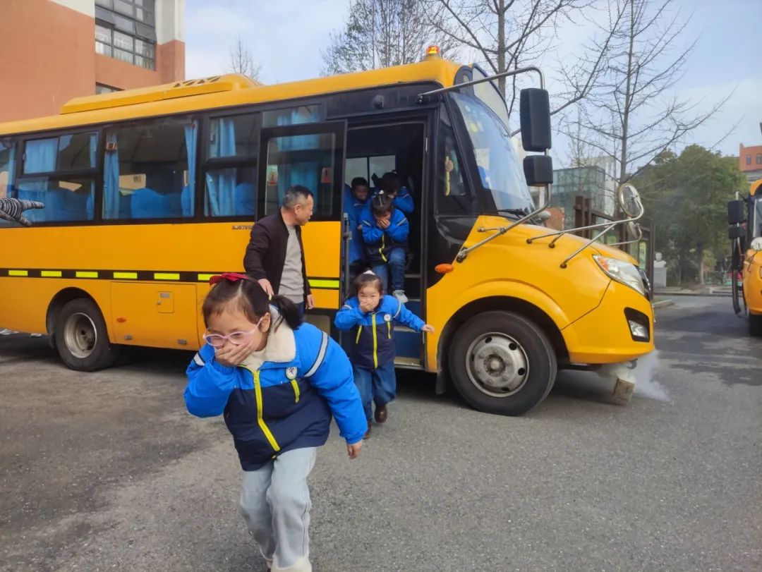 擰緊校車“安全閥” 筑牢學生“平安墻” 圖片