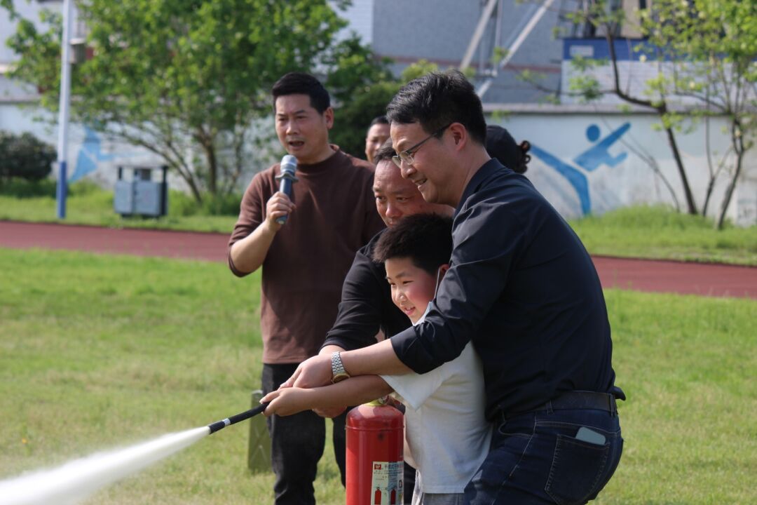 嵊州長(zhǎng)運(yùn)：守護(hù)未來，長(zhǎng)運(yùn)校車安全演練