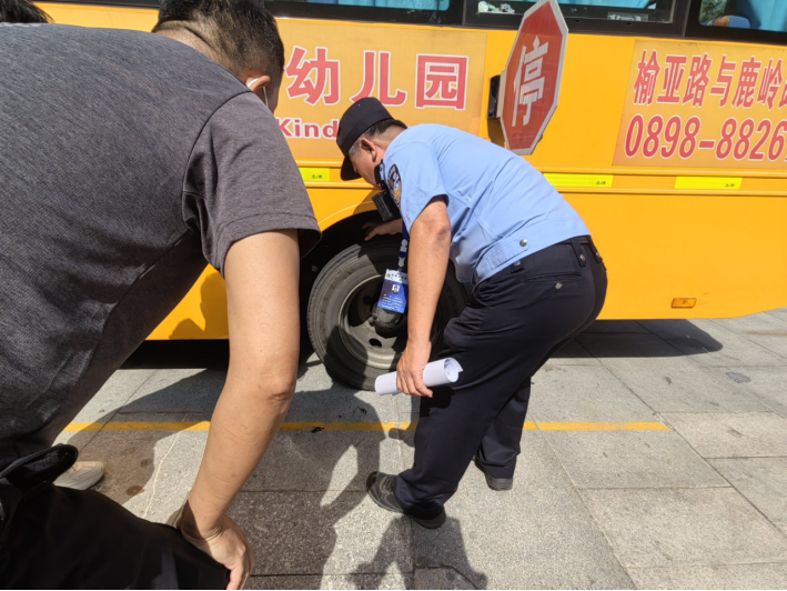 吉陽(yáng)區(qū)教育局聯(lián)合相關(guān)部門開展校車安全專項(xiàng)檢查/ 圖片