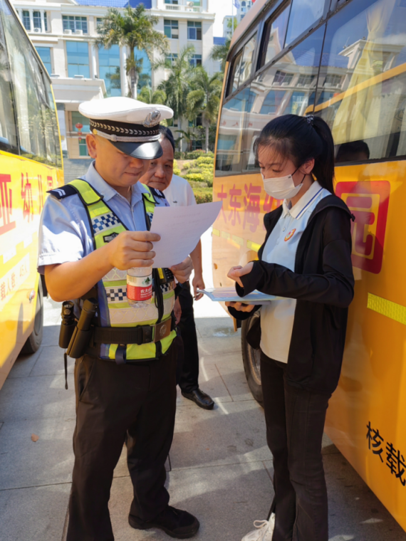 吉陽(yáng)區(qū)教育局聯(lián)合相關(guān)部門開展校車安全專項(xiàng)檢查/ 吉陽(yáng)區(qū)教育局聯(lián)合相關(guān)部門開展校車安全專項(xiàng)檢查