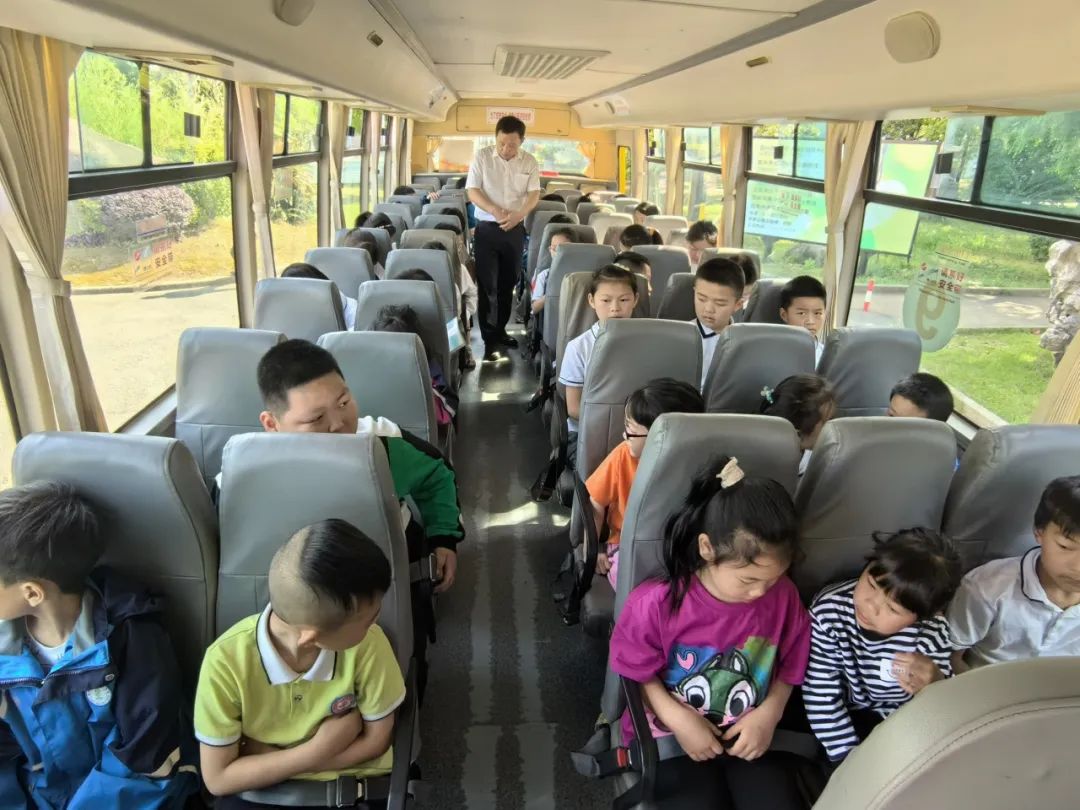 護航學生“出行路”——張澤中小學校開展校車應急疏散演練 護航學生“出行路”——張澤中小學校開展校車應急疏散演練