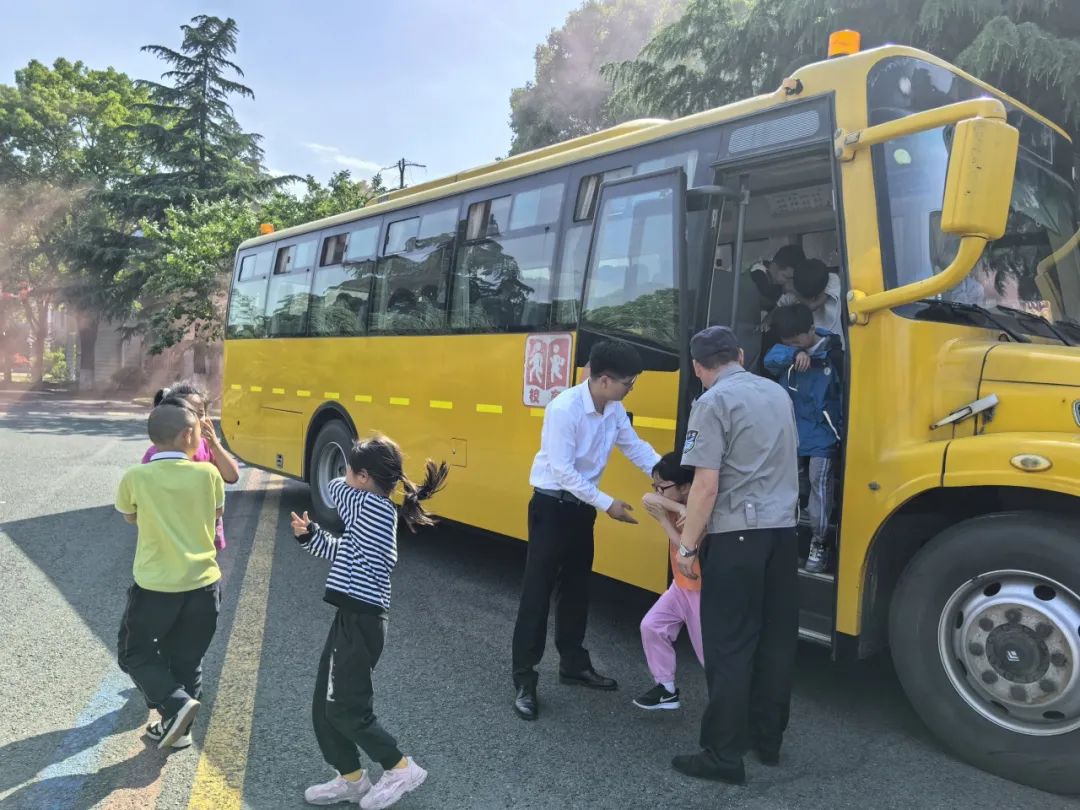 護航學生“出行路”——張澤中小學校開展校車應急疏散演練 護航學生“出行路”——張澤中小學校開展校車應急疏散演練