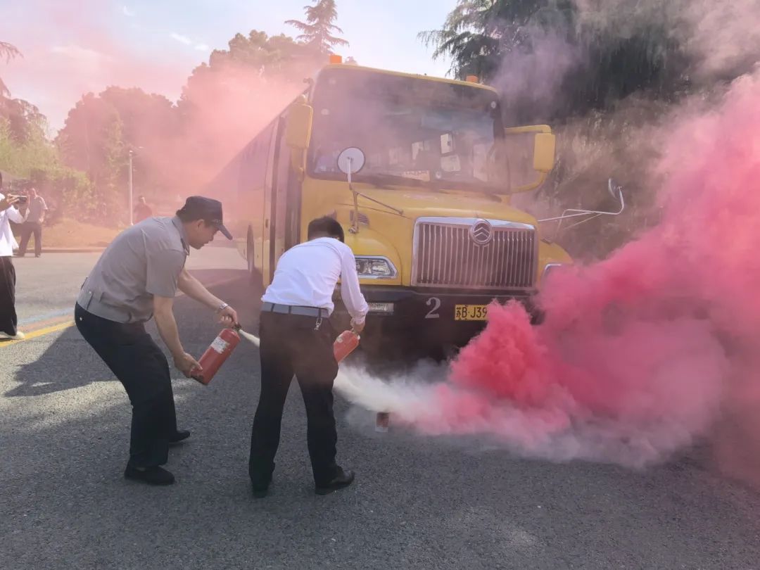 護航學生“出行路”——張澤中小學校開展校車應急疏散演練 護航學生“出行路”——張澤中小學校開展校車應急疏散演練