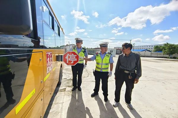 安全生產(chǎn)月 | 暑假即將來臨 阿勒泰交警強(qiáng)化校車安全“大檢查” 擰緊校車出行“安全閥” 圖片