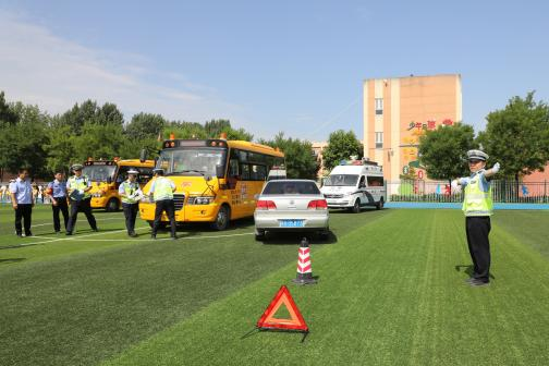 長安區(qū)舉辦2024年校車安全應急演練活動/ 長安區(qū)舉辦2024年校車安全應急演練活動