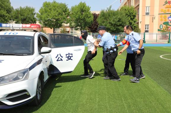 長安區(qū)舉辦2024年校車安全應急演練活動/ 長安區(qū)舉辦2024年校車安全應急演練活動