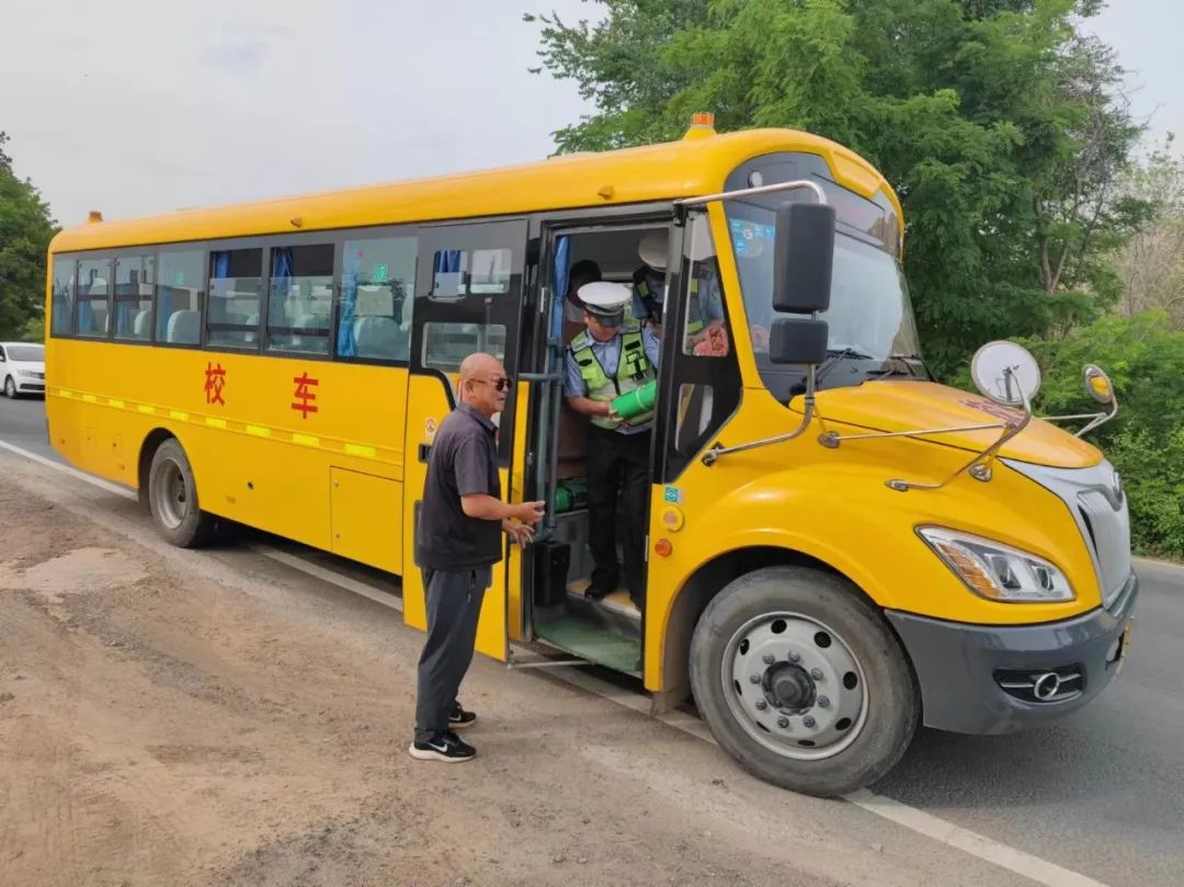 白銀區(qū)交警深入開(kāi)展校車(chē)安全大檢查及駕駛員交通安全宣傳教育工作/ 圖片