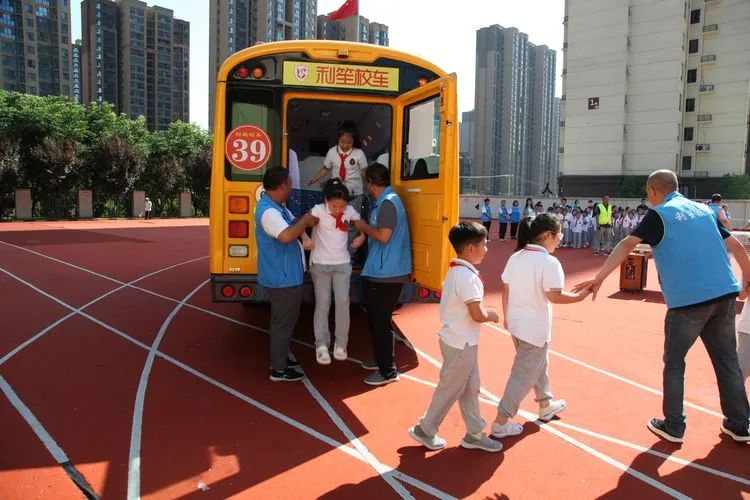 “校車應(yīng)急演練 筑牢安全防線” 校車安全應(yīng)急演練紀(jì)實 圖片