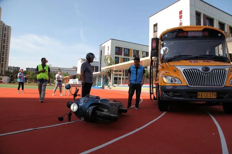 “校車應(yīng)急演練 筑牢安全防線” 校車安全應(yīng)急演練紀(jì)實 圖片