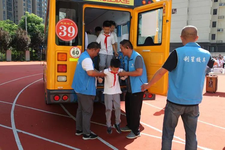 “校車應(yīng)急演練 筑牢安全防線” 校車安全應(yīng)急演練紀(jì)實 圖片