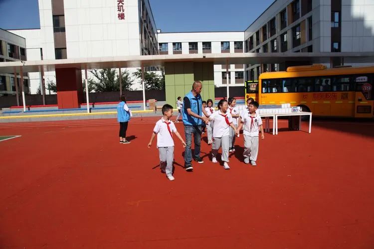 “校車應(yīng)急演練 筑牢安全防線” 校車安全應(yīng)急演練紀(jì)實 圖片