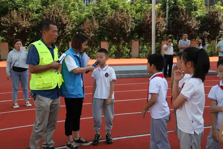 “校車應(yīng)急演練 筑牢安全防線” 校車安全應(yīng)急演練紀(jì)實 圖片