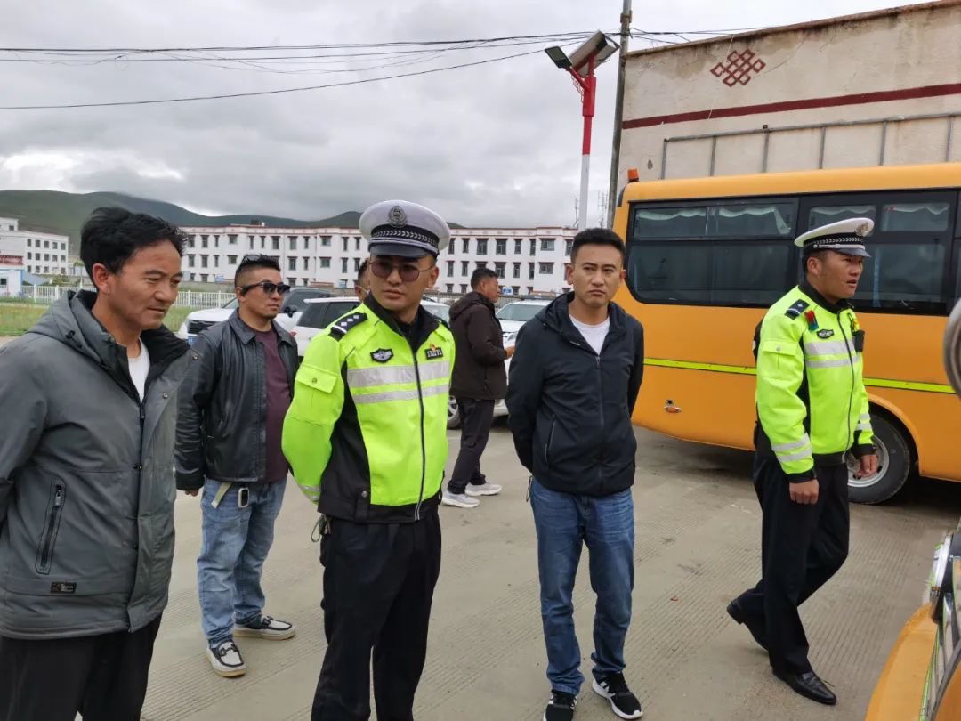 當(dāng)雄縣教育局聯(lián)合縣交警大隊(duì)開(kāi)學(xué)前開(kāi)展校車(chē)安全隱患排查工作/ 圖片