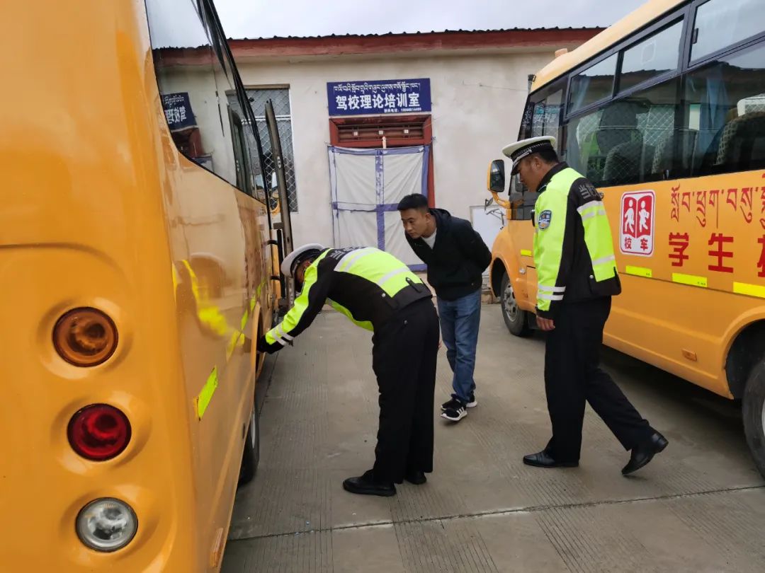 當(dāng)雄縣教育局聯(lián)合縣交警大隊(duì)開(kāi)學(xué)前開(kāi)展校車(chē)安全隱患排查工作/ 圖片