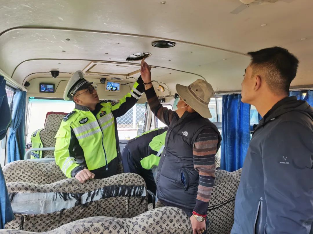 當(dāng)雄縣教育局聯(lián)合縣交警大隊(duì)開(kāi)學(xué)前開(kāi)展校車(chē)安全隱患排查工作/ 圖片