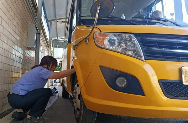 安鄉(xiāng):學前校車“大體檢” 守好平安上學路 圖片