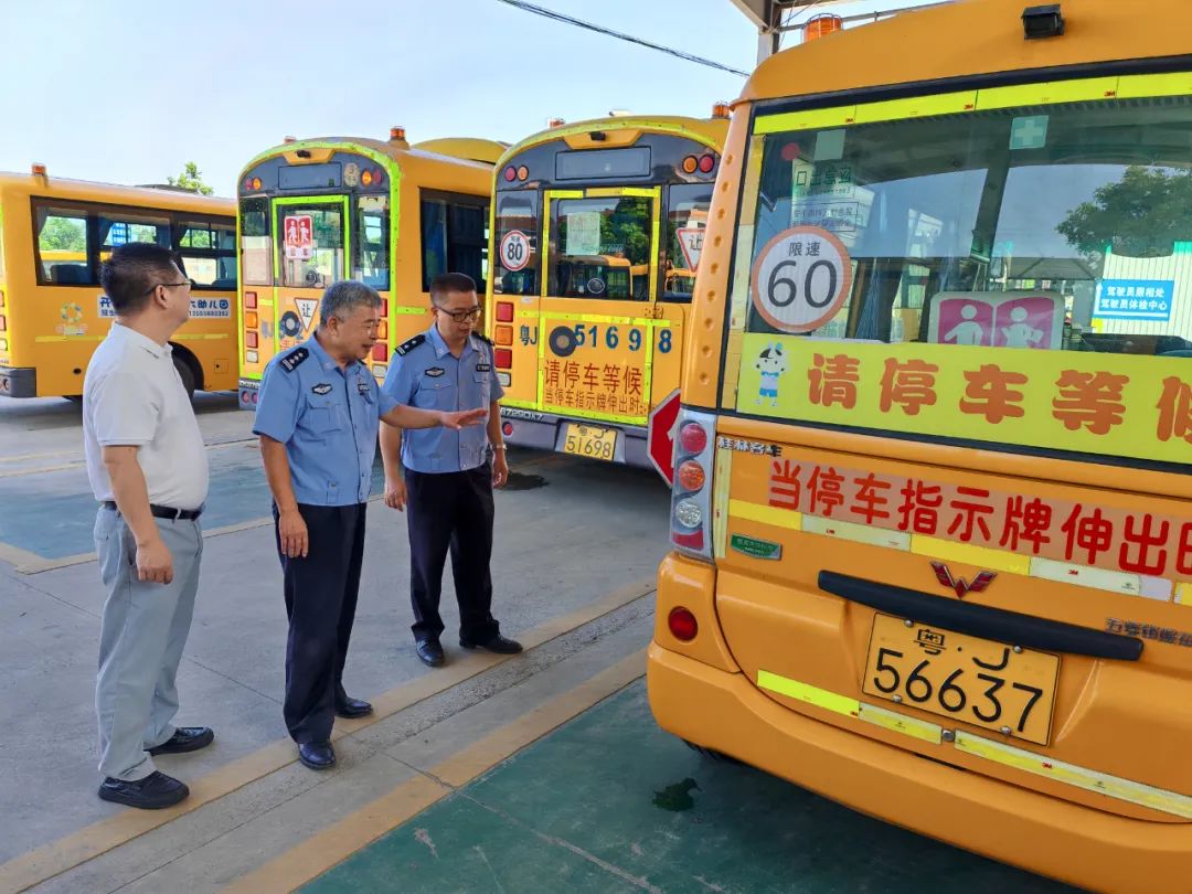 【關(guān)愛保護(hù)未成年人】交警開展校車“大體檢” 為學(xué)生撐起“安全傘” 圖片