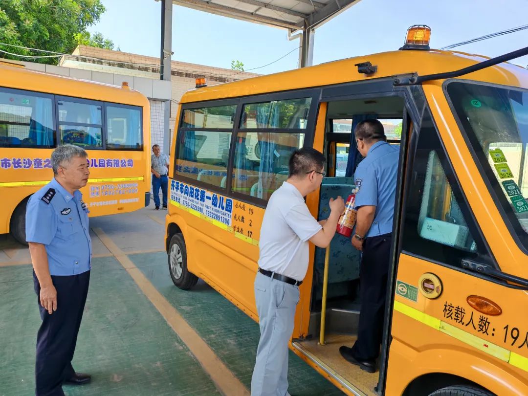 【關(guān)愛保護(hù)未成年人】交警開展校車“大體檢” 為學(xué)生撐起“安全傘” 圖片
