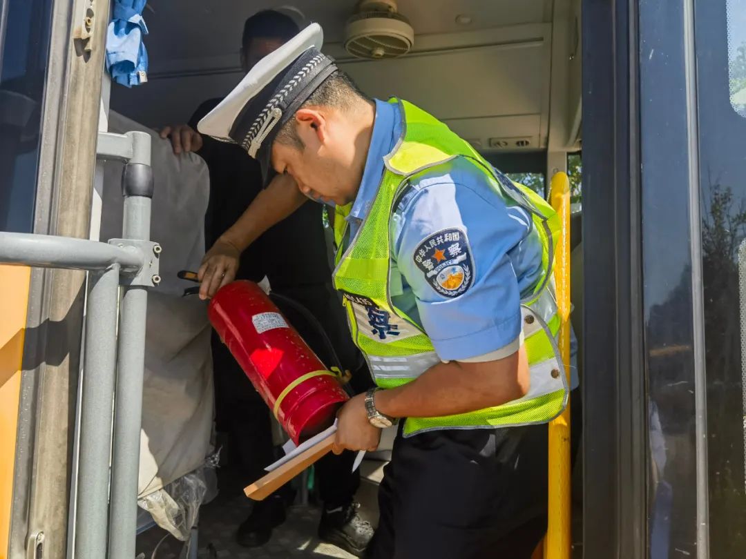 撫順交警：強化校車安全“大檢查”，擰緊校車出行“安全閥”！