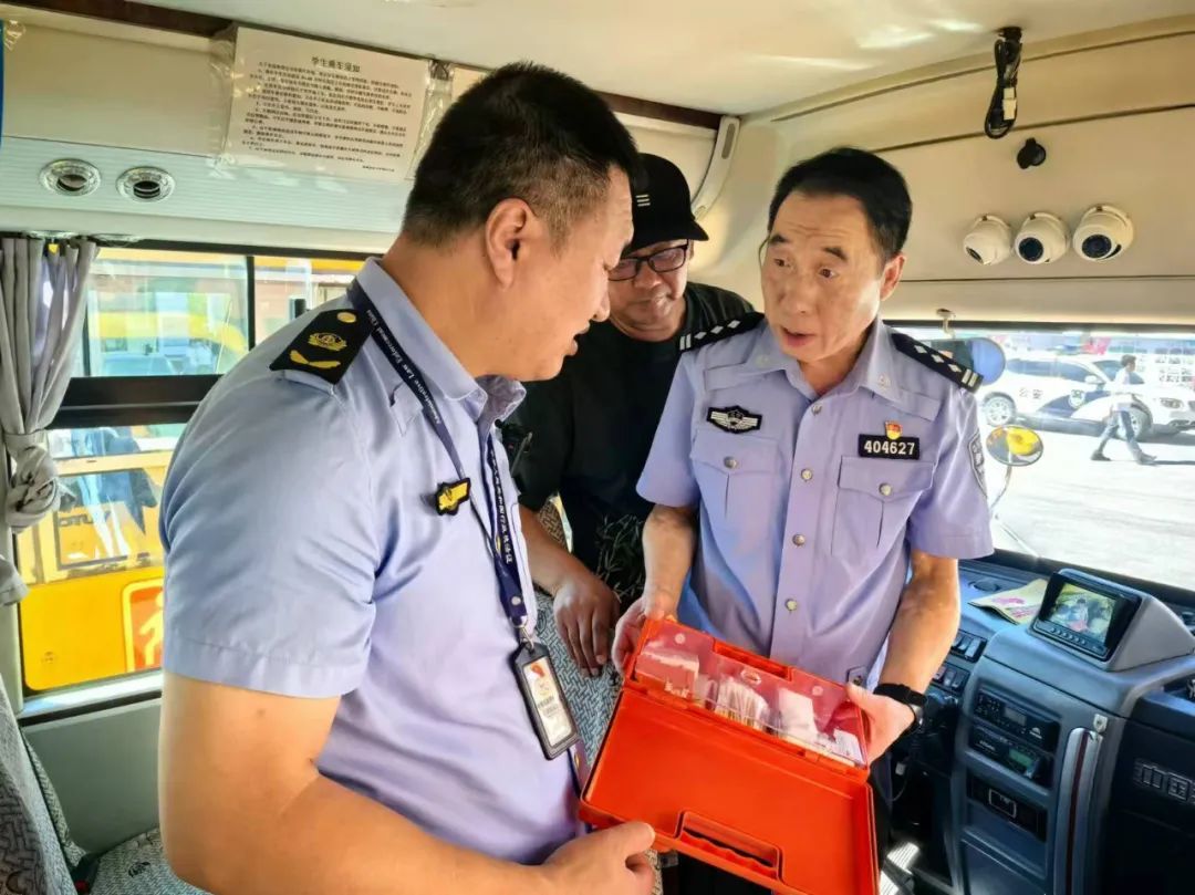 撫順交警：強化校車安全“大檢查”，擰緊校車出行“安全閥”！