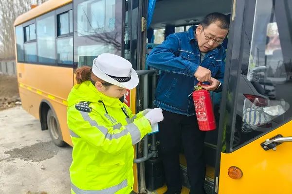 吉木乃交警嚴(yán)把校車安全關(guān) 護(hù)航平安上學(xué)路