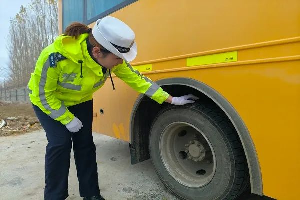 吉木乃交警嚴(yán)把校車安全關(guān) 護(hù)航平安上學(xué)路