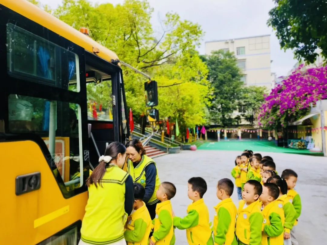 青蘋(píng)果幼稚園校車安全疏散演練