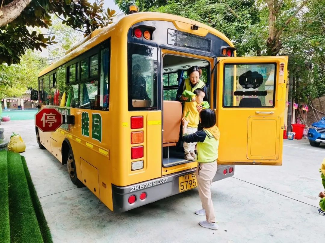 青蘋(píng)果幼稚園校車安全疏散演練