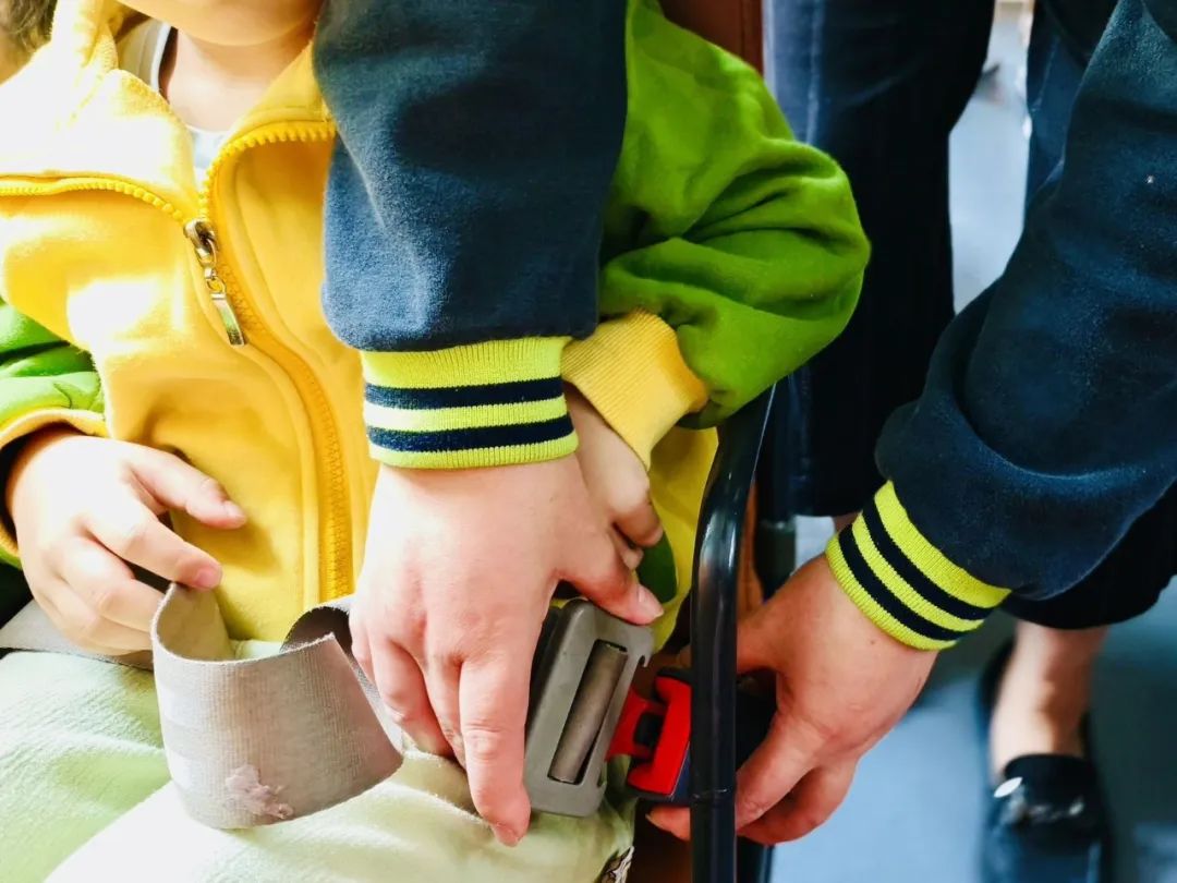 青蘋(píng)果幼稚園校車安全疏散演練