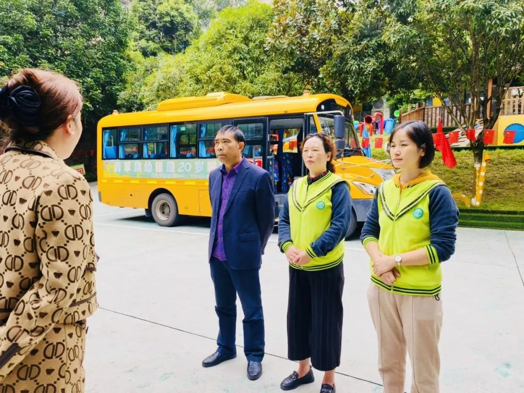 青蘋(píng)果幼稚園校車安全疏散演練