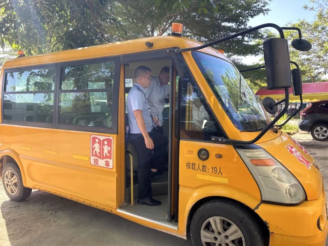 “護苗”行動 | 屯昌強化校車安全檢查 “護苗”行動 | 屯昌強化校車安全檢查