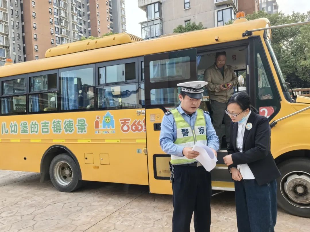 【小手拉大手】交警三大隊新廠中隊開展校車安全隱患排查 筑牢幼兒出行“安全網(wǎng)” 圖片
