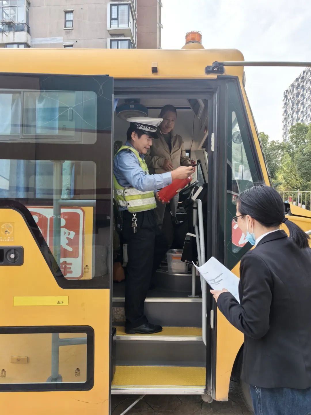 【小手拉大手】交警三大隊新廠中隊開展校車安全隱患排查 筑牢幼兒出行“安全網(wǎng)” 【小手拉大手】交警三大隊新廠中隊開展校車安全隱患排查 筑牢幼兒出行“安全網(wǎng)”