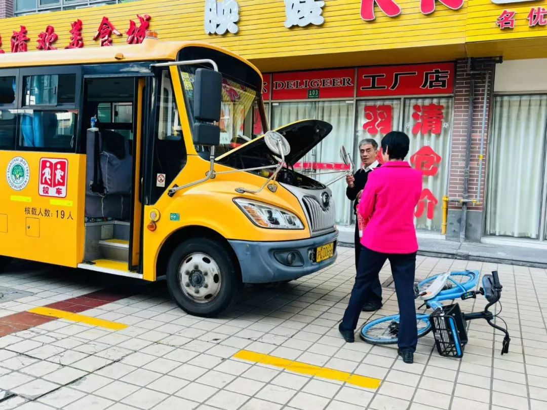 安全乘車 平安“童”行——玉樹幼兒園校車突發(fā)事件應急演練 圖片