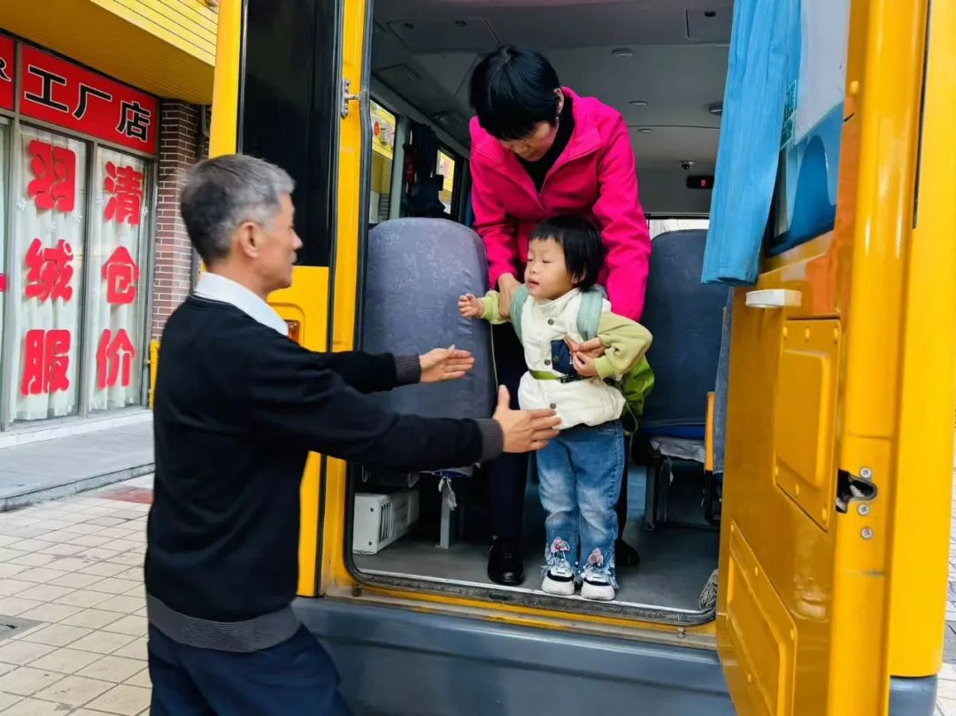 安全乘車 平安“童”行——玉樹幼兒園校車突發(fā)事件應急演練 圖片