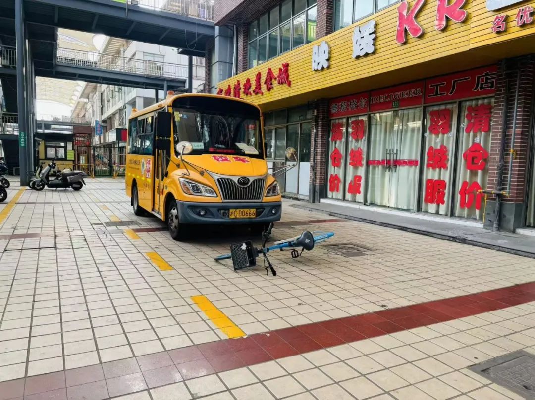 安全乘車 平安“童”行——玉樹幼兒園校車突發(fā)事件應急演練 圖片