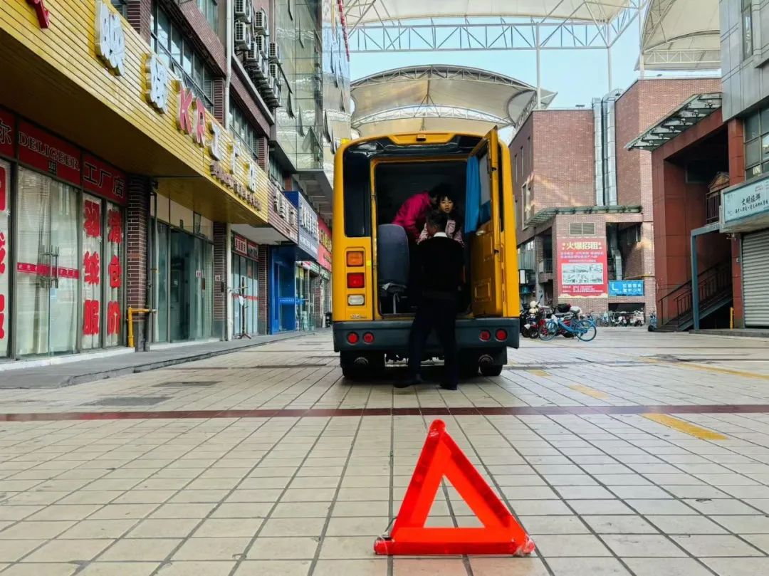 安全乘車 平安“童”行——玉樹幼兒園校車突發(fā)事件應急演練 圖片