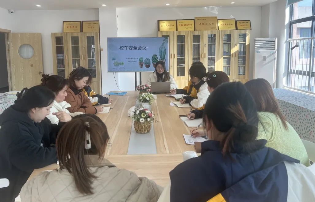 安全乘車，平安“童”行——記平湖市青鳥幼兒園校車安全應(yīng)急演練活動