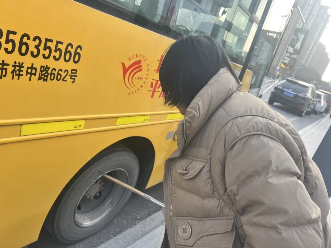 安全乘車，平安“童”行——記平湖市青鳥幼兒園校車安全應(yīng)急演練活動