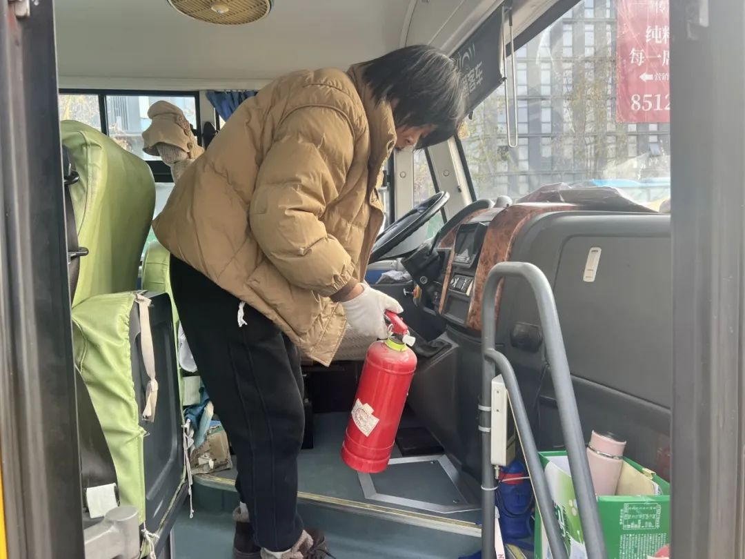安全乘車，平安“童”行——記平湖市青鳥幼兒園校車安全應(yīng)急演練活動