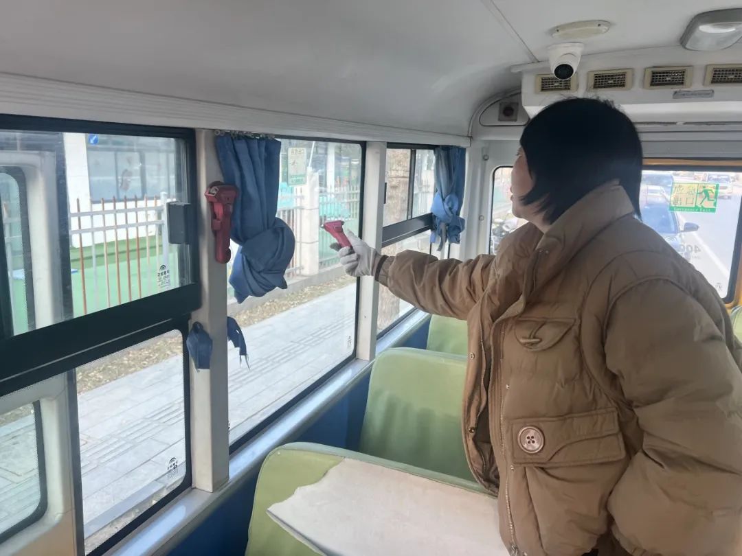 安全乘車，平安“童”行——記平湖市青鳥幼兒園校車安全應(yīng)急演練活動