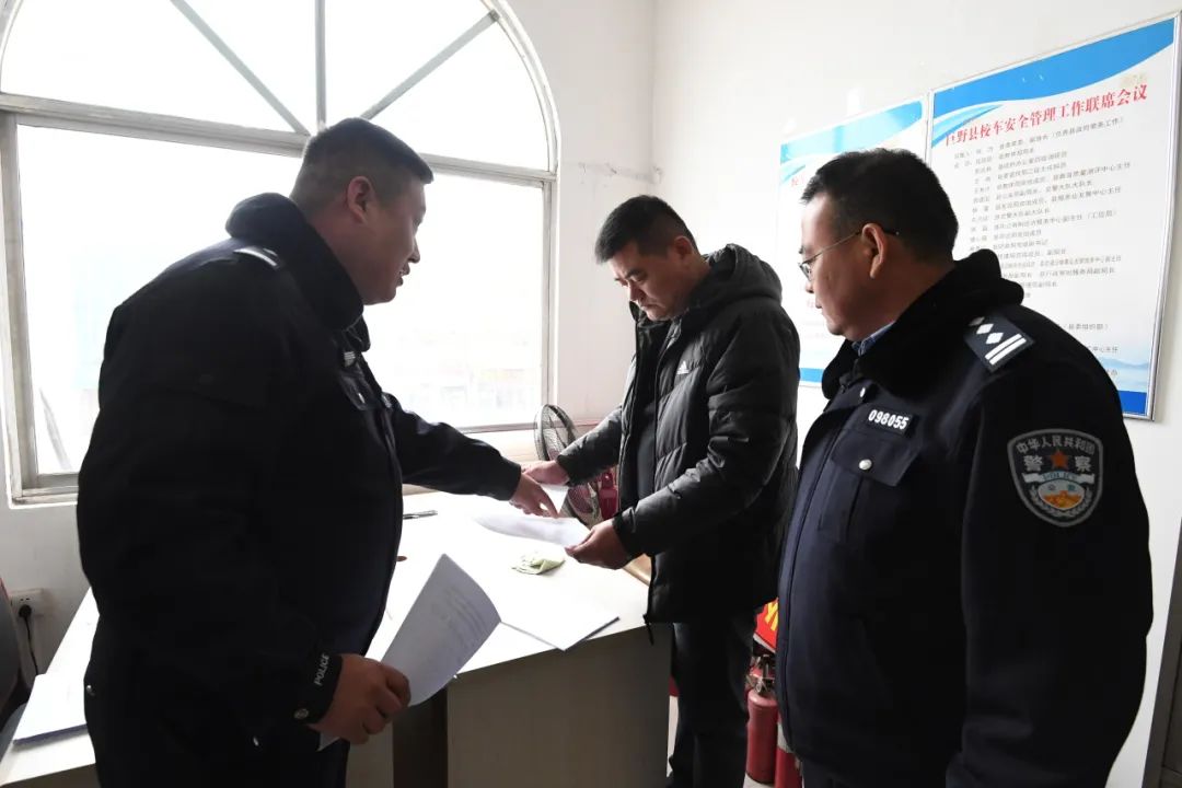 冬季行動(dòng):強(qiáng)化校車安全檢查 擰緊校車出行“安全閥” 圖片