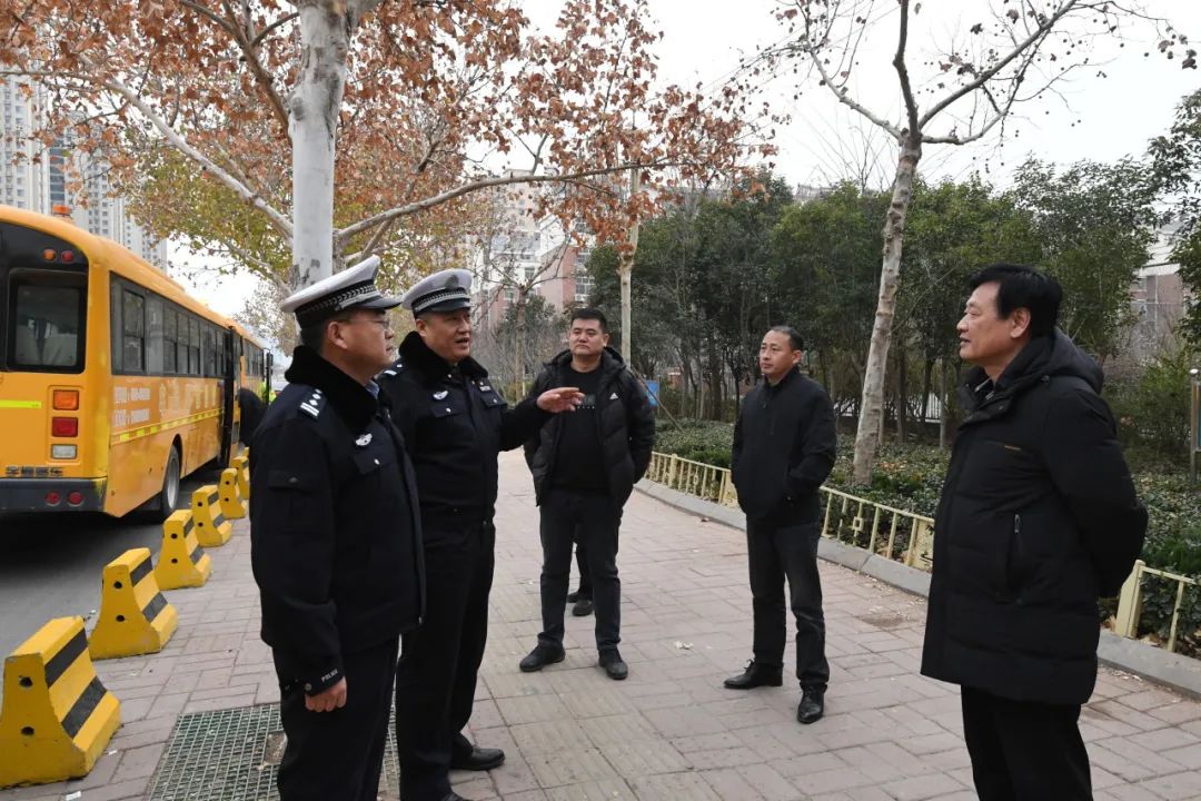 冬季行動(dòng):強(qiáng)化校車安全檢查 擰緊校車出行“安全閥” 圖片