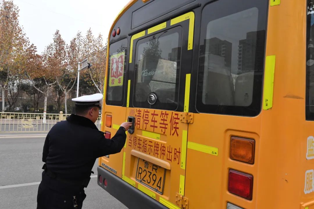 冬季行動(dòng):強(qiáng)化校車安全檢查 擰緊校車出行“安全閥” 圖片