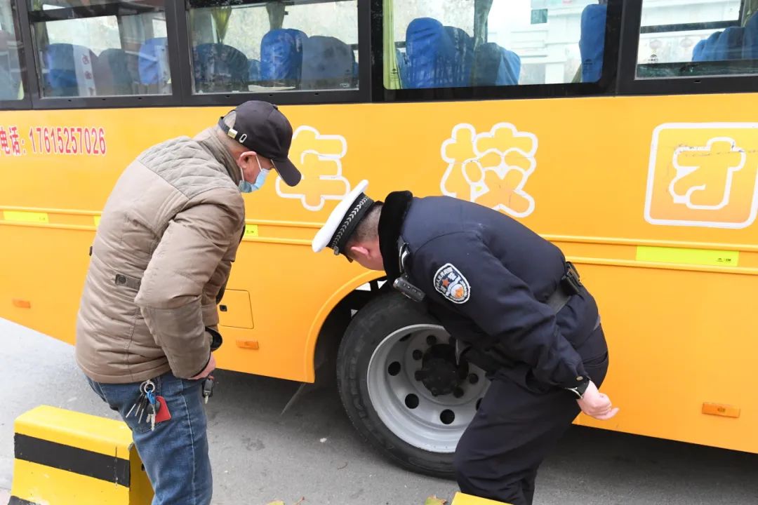 冬季行動(dòng):強(qiáng)化校車安全檢查 擰緊校車出行“安全閥” 圖片