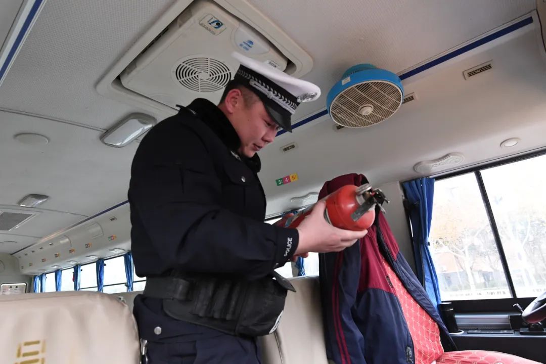 冬季行動(dòng):強(qiáng)化校車安全檢查 擰緊校車出行“安全閥” 圖片