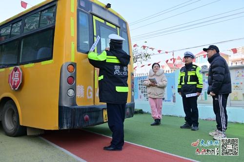 武寧交警組織開展寒假校車安全檢查/ 武寧交警組織開展寒假校車安全檢查