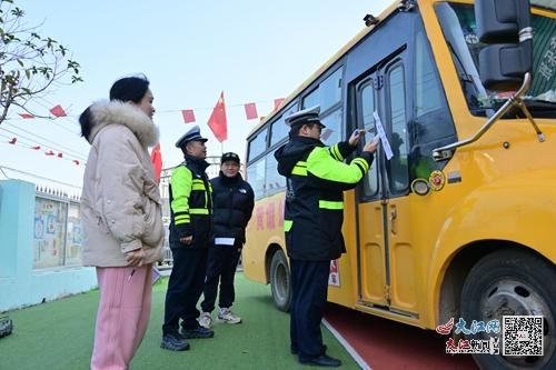 武寧交警組織開展寒假校車安全檢查/ 武寧交警組織開展寒假校車安全檢查