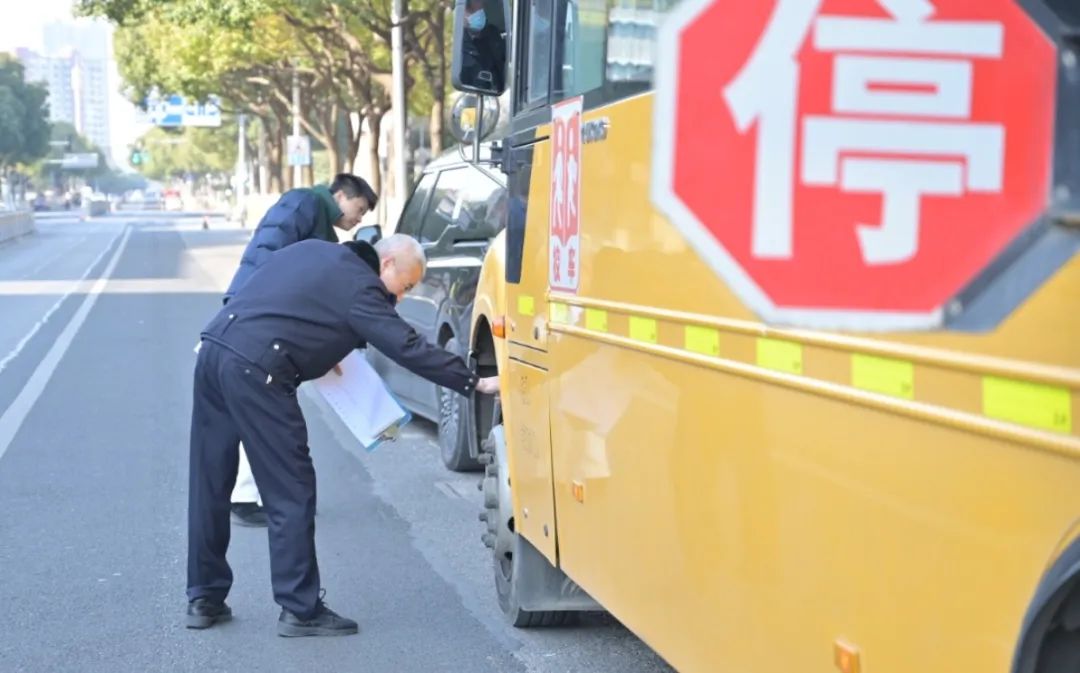 開學在即，姑蘇交警開展校車安全檢查